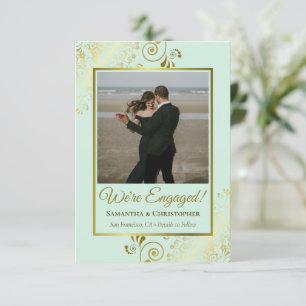 Elegante Goldkübel auf Mint Green Foto Verlobung Ankündigung