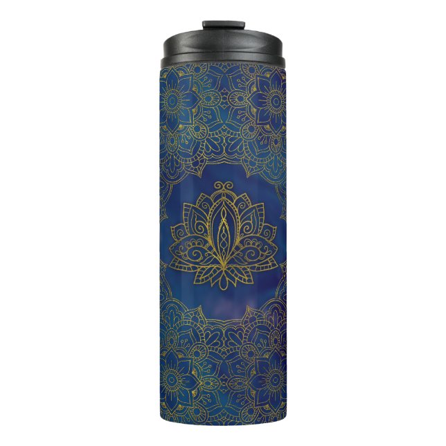 Elegante Goldlotos-Blume auf Blau Thermosbecher (Vorderseite)