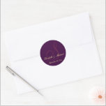 Elegante Goldname Monogram Wedding Save the Date Runder Aufkleber<br><div class="desc">Individuell, personalisiert, schön, elegant, elegant, schick, Braut & Bräutigam Monogramm Save the Date klassische Rundaufkleber. Zum Anpassen, einfach in das Monogramm / Initialen, Braut & Bräutigam Namen, und das Hochzeitdatum. Während Sie personalisieren, können Sie eine Vorschau überall sehen. Ideal für alle Ihre Save the Date / Hochzeit / Ehejubiläen Mailings....</div>