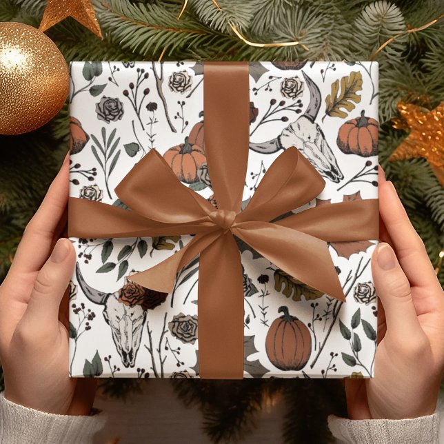 Elegante Gothic Fall Harvest und Kuh Skulls Geschenkpapier (Elegant Design with Hand-Drawn Cow Skulls, Pumpkins, Roses, Leaves, Berries & Branches in Black Ink.)