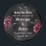 Elegante gotische Rose Speichern des Datumsmagnete Magnet<br><div class="desc">Dunkel und launenhaft Speichern Sie den Date Magneten mit dunklen rote Rosen,  Fledermäusen und Spinnennetzen. Hat einen rauchigen schwarzen Aquarell-Hintergrund. Blakkletter Typografie trägt zum gotischen Gefühl der Ankündigung bei. Schauen Sie sich auch unsere Koordinierungsaufgaben an.</div>