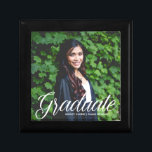 Elegante Graduate Foto 2025 Graduation Party Erinnerungskiste<br><div class="desc">Diese elegante weiße Typografie-Overlay Foto Abschluss Geschenkboxen verfügt über eine schicke weiße Schrift über Ihr High School- oder Uni Graduiertenfoto für die Senior-Klasse von 2025. Passen Sie Ihren Namen und Ihre Klasse unter der schönen Kalligrafie für Ihre Feier an.</div>