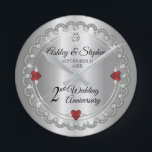 Elegante Granats-Diamant-2. Hochzeitstag Runde Wanduhr<br><div class="desc">Opulente Eleganz gestaltet diesen 2. Hochzeitsjahrestagsentwurf in einem einzigartigen ausgebogten Diamantentwurf mit Mittelteardropdiamanten mit Herz-förmigen Saphirakzenten und Imitat zusätzlichen Glitzern auf einer Silberton Steigung. Merken Sie bitte, dass alle Verschönerungen gedruckt werden und nur gemacht werden, umso wirklich auszusehen, wie möglich in einer Ebene, Druckentwurf. Dieses schließt alle metallischen Blicksteigungen und/oder...</div>