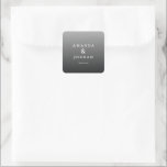 Elegante graue Dankbarkeit Quadratischer Aufkleber<br><div class="desc">Dieser Hochzeitaufkleber zeigt ein minimalistisches Design mit einem grauen Farbverlaufshintergrund, der von hell zu dunkel übergeht. Das Layout ist sauber und ausgewogen und zeigt zwei Namen in eleganter Serif-Typografie, die durch ein kaufmännisches Und-Zeichen verbunden sind, gefolgt von einem einfachen "Danke" in einer kontrastierenden serifenlosen Schrift. Die Graustufen-Farbpalette verleiht dem Aufkleber...</div>