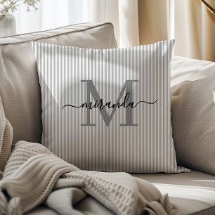 Elegante graue und weiße Streifen mit Monogramm-Na Kissen