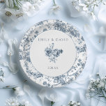 Elegante Gravur Pappteller<br><div class="desc">Elegantes und verziertes Vintag-weiß-blauer Toile-de-jouy-Hintergrund-Muster mit exotischen Blume, Weinreben und Blättern, verwoben mit Garland und Körben von Rose mit rundem Blanko-Element, Blumenstrauß und Textfeldern. In Kollektionen finden Sie passende Produkte im Shop von GrafixMom.</div>