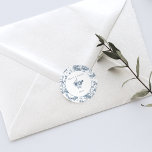 Elegante Gravur Runder Aufkleber<br><div class="desc">Elegantes und verziertes Vintag-weiß-blauer Toile-de-jouy-Hintergrund-Muster mit exotischen Blume, Weinreben und Blättern, verwoben mit Garland und Körben von Rose mit rundem Blanko-Element, Blumenstrauß und Textfeldern. In Kollektionen finden Sie passende Produkte im Shop von GrafixMom.</div>