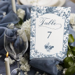 Elegante Gravur Tischnummer<br><div class="desc">Elegantes und verziertes Vintag-weiß-blauer Toile-de-jouy-Hintergrund-Muster mit exotischen Blume, Weinreben und Blättern, verwoben mit Garland und Körben von Rose mit maßgeschneidertem Etikett, eleganter Schriftzeichen, Blumenstrauß und bearbeitbarem Textfeld für Ihre Tischnummer. In Kollektionen finden Sie passende Produkte im Shop von GrafixMom.</div>