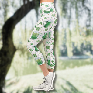 Elegante grüne Bierkrüge und Shamrocks in Weiß Capri Leggings