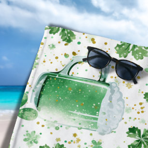 Elegante grüne Bierkrüge und Shamrocks in Weiß Strandtuch
