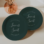 Elegante grüne Minimalistische Kalligraphie Hochze Pappteller<br><div class="desc">Diese eleganten,  minimalistisch-kalligraphischen Hochzeitszettel-Teller sind perfekt für eine rustikale Hochzeit. Das Design zeichnet sich durch einen schönen kalligraphischen Schriftart in einem grünen Hintergrund aus.</div>