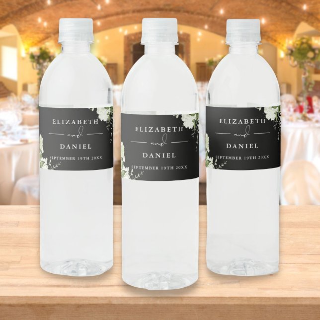 Elegante grüne, schwarz-weiße Hochzeit mit Blumen (Elegant Greenery Floral Black And White Wedding Water Bottle Label)