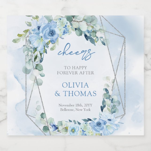 Elegante helle pastellblaue Blumen und Eukalyptus Alkoholflaschenetikett (Einzelnes Label)
