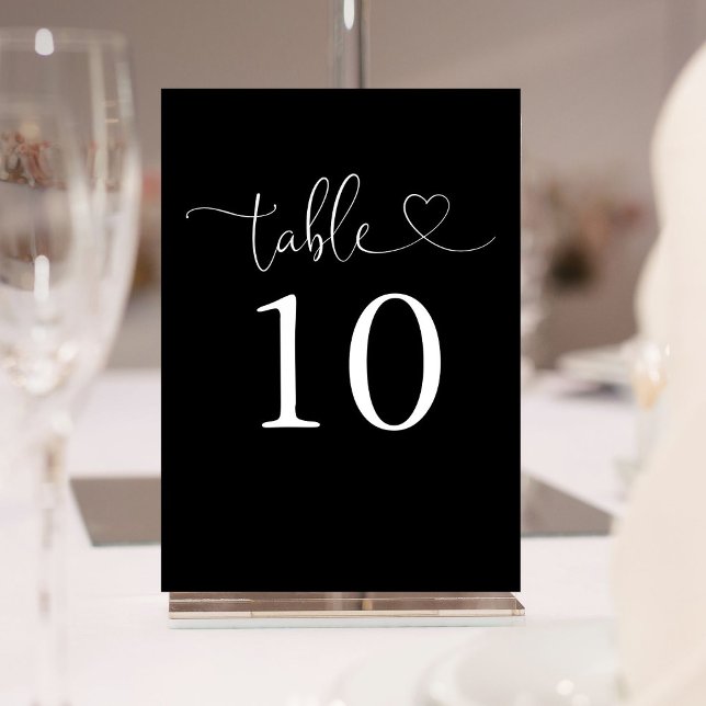 Elegante Herz-Script Schwarz-Weiß-Tischnummer Einladung (Elegant Heart Script Black And White Table Number)