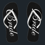 Elegante Hochzeit drehen Reinfälle für Braut und Flip Flops<br><div class="desc">Elegante Hochzeit drehen Reinfälle für Bräutigam und Braut um. Kundenspezifische Bügelfarbe für ihn und sie/Männer und Frauen. Kundenspezifische Hintergrundfarbe und personalizable mit Namensinitialen. Modernes Schwarzweiss-sein und ihrs Sandalen mit stilvoller Skript-Kalligraphietypographie. Niedliches Gastgeschenk für Strandthemahochzeit, Heirat, Brautparty, Verlobung, Jahrestag, Grillen, bachelorette, Junggesellen, Mädchenwochenendenreise etc. Machen Sie Ihr eigenes nobles Purzelbaum-Set für...</div>