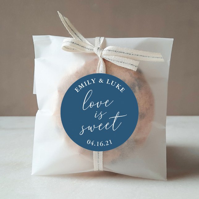 Elegante Hochzeit Liebe ist süße Gastgeschenk Hoch Runder Aufkleber (Von Creator hochgeladen)