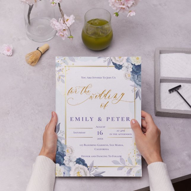 Elegante Hochzeit von Blue Floral Gold Border Einladung (Elegant Dusty Blue Floral Gold Border Wedding Invitation)