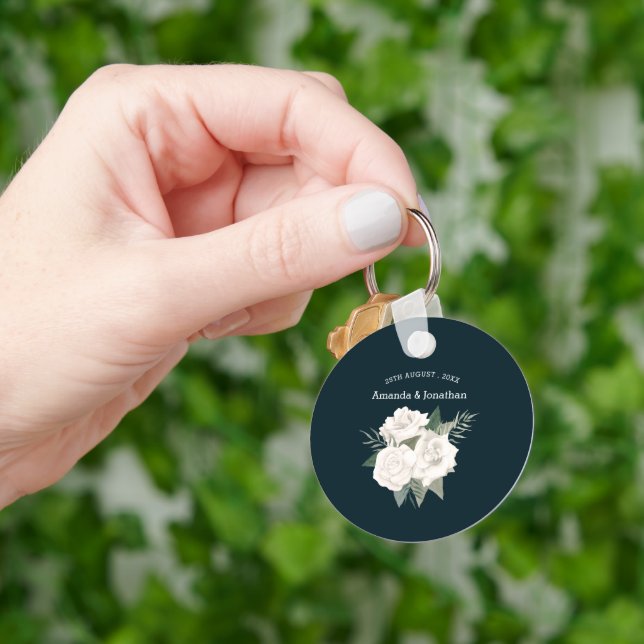 Elegante Hochzeit von Navy Blue und White Roses Schlüsselanhänger (Hand)