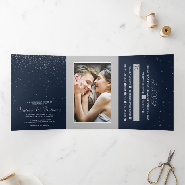 Elegante Hochzeitssuite für Navy & Silver Falling  Dreifach Gefaltete Einladung (Innenseite)
