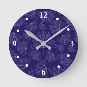 Élégante horloge ronde à feuilles blanches et bleu