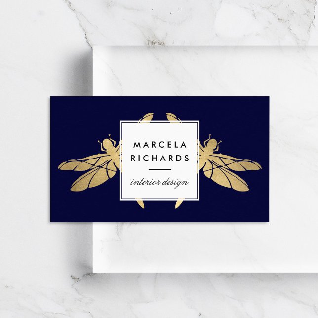 Elegante Imitate Gold Dragonfly Duo auf der Dunkle Visitenkarte (Von Creator hochgeladen)