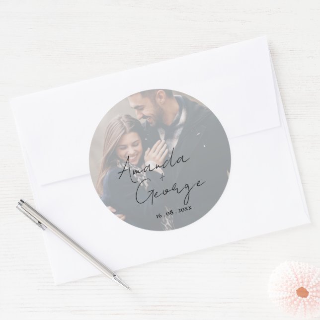 Elegante Imitate Vellum Effect Foto Hochzeitsticke Runder Aufkleber (Umschlag)