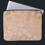 elegante Imitatgoldananasmuster-Polkapunkte Laptopschutzhülle<br><div class="desc">Stilvolle und trendy Imitatgoldananas und Polkapunktmuster eines hellen staubigen rosa Hintergrundes.</div>