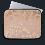 elegante Imitatgoldananasmuster-Polkapunkte Laptopschutzhülle<br><div class="desc">Stilvolle und trendy Imitatgoldananas und Polkapunktmuster eines hellen staubigen rosa Hintergrundes.</div>