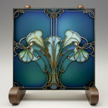 Elegante Jugendstil Iris Keramik Fliese<br><div class="desc">Mit dieser exquisiten Keramik-Kachel, die ein stilisiertes Iris-Blütendesign aufweist, das die Essenz der Bio Formen und komplexen Konturen der Bewegung einfängt, verschmelzen Sie in die zeitlose Eleganz des Jugendstils. Der ruhige Aquamarine-Hintergrund harmoniert mit den zarten Pfefferminzgrün- und Meerwassertönen, die durch die raffinierten Konturen in antiken Bronzen und subtilen Touchs von...</div>