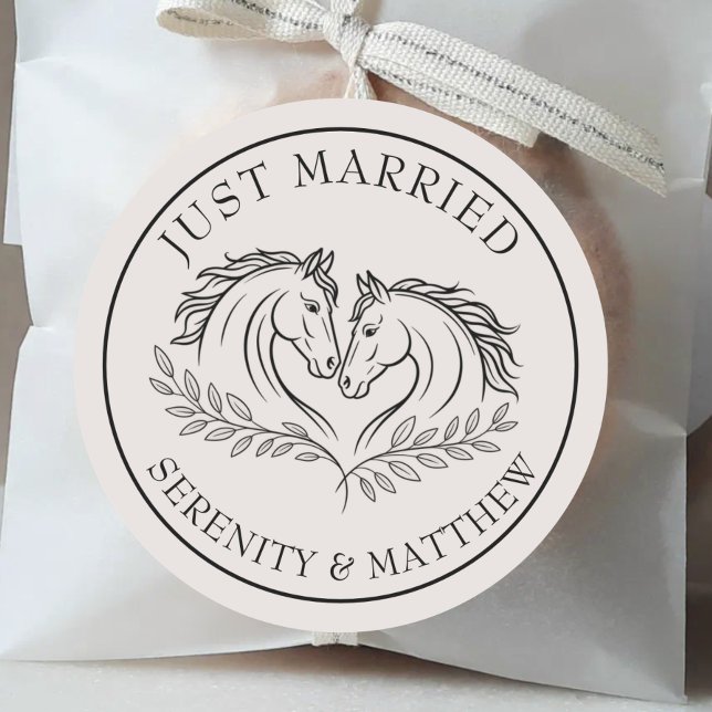 Elegante Just Married Rustic Country Wedding Runder Aufkleber (Von Creator hochgeladen)