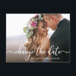 Elegante Kalligrafie ändert das Datum des neuen Da Postkarte<br><div class="desc">Moderne elegante Kalligrafie-Skripte ändern das Datum Hochzeit verschoben Paar Foto Postkarte</div>
