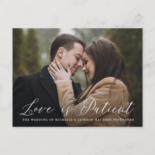 Elegante Kalligrafie Liebe ist geduldig Verschiebu Ankündigungspostkarte
