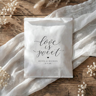 Elegante Kalligrafie Love is Sweet Hochzeit Geschenktütchen