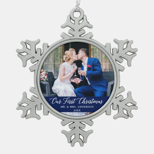 Elegante Kalligrafie Unser erstes Weihnachtsblau Schneeflocken Zinn-Ornament (Vorderseite)