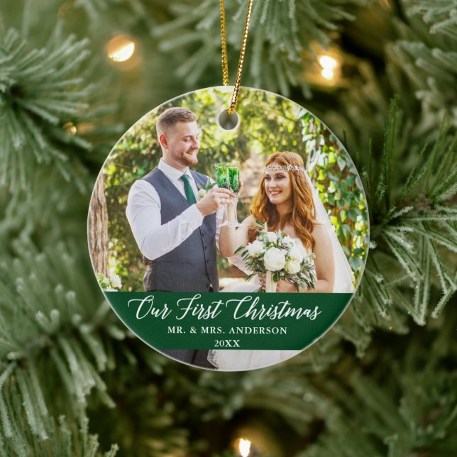 Elegante Kalligrafie Unser erstes Weihnachtsgrün Keramik Ornament (Baum)