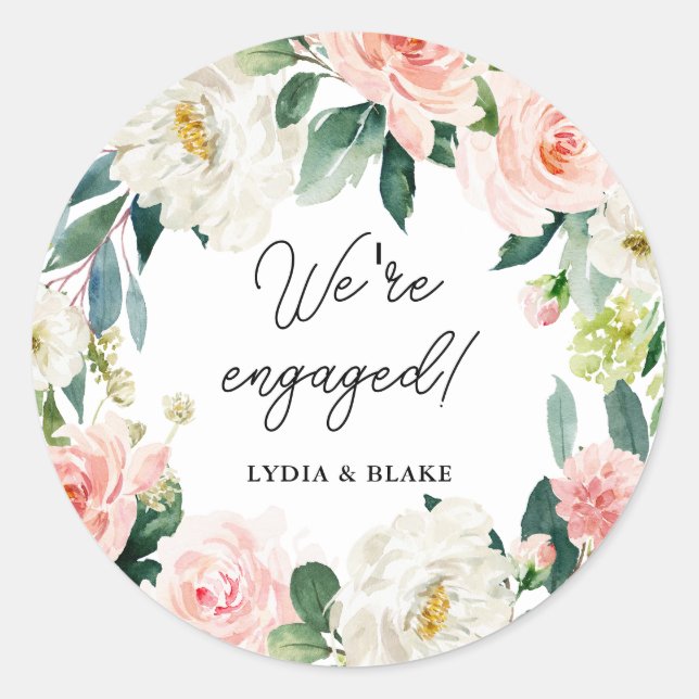 Elegante Kalligraphie Blush Floral Wir sind Verlob Runder Aufkleber (Vorderseite)