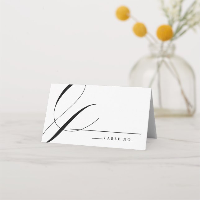 Elegante Kalligraphie Schwarz-weiße Hochzeitsszeni Platzkarte (Vorderseite)