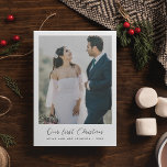 Elegante Kalligraphie Unser erstes Weihnachtsfest- Einladung<br><div class="desc">Eine elegante romantische Kalligraphie und ein modernes Design für diese Fotokarte. Um mit Ihrem Lieblings-Paar Bild anpassen. Sie können die Farbe des Schriftartes auch ganz nach Ihren Wünschen ändern. Ideal,  um Ihre ersten Weihnachten als frisch vermählte oder als Paar zu feiern.</div>