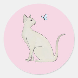 Elegante Katze mit Schmetterlingsaufkleber Runder Aufkleber