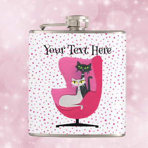 Elegante Katzen in rosa Mid-Century-Stuhl mit Punk Flachmann