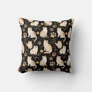 Elegante Katzen und glänzendes goldenes Garn auf S Kissen
