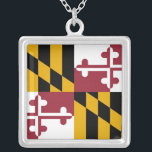 Elegante Kette mit Flagge des Maryland Versilberte Kette<br><div class="desc">Fügen Sie Ihrem Ensemble eine Touch Maryland Stolz hinzu, mit unserer eleganten Halskette mit Maryland! Die mit Liebe zum Detail gestaltete Kette zeigt stolz die Flagge von Maryland, die sich durch die wechselnden schwarzen und goldenen Vierer mit der roten und weißen Querverbindung der Familie Calvert und den roten und weißen...</div>