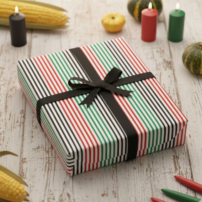 Elegante Kwanzaa-Farben gestreift Geschenkpapier (Modern Black, Red & Green African Colors Striped Pattern for Kwanzaa Celebration & Birthday Party.)