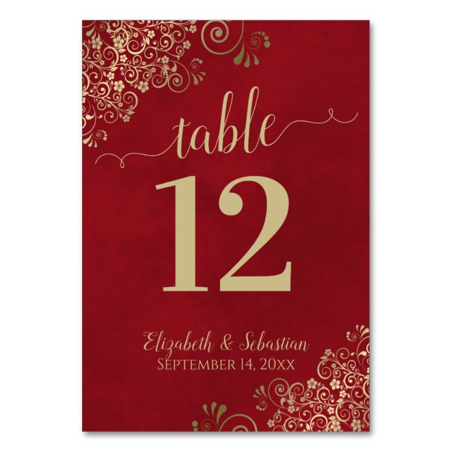 Elegante Lacy Gold Calligraphy Crimson Red Wedding Tischnummer (Vorderseite)
