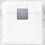 Elegante Lavendel-Dankeskarte Quadratischer Aufkleber<br><div class="desc">Dieser Hochzeitaufkleber zeigt ein minimalistisches Design mit einem Farbverlaufshintergrund, der von hell zu dunkel lila übergeht und eine beruhigende und elegante Ästhetik schafft. Die zentrierte Komposition hebt die fetten Serifenschriftzüge für die Namen "Amanda & Jordan" hervor, verbunden durch ein stilvolles Et-Zeichen, während der Ausdruck "Danke" in einer einfachen serifenlosen Schrift...</div>