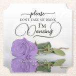 Elegante Lavendel-Rose Nehmt meine Trinkehe nicht. Untersetzer<br><div class="desc">Dieser Untersetzer ist elegant, stilvoll und macht Spaß! Es verfügt über ein Foto eines Single lang gestempelt helle lila oder lavendelfarbene Rose, die auf seiner Seite in einem Wasserbecken spiegelt. Der Text lautet "Bitte nimm meinen Drink nicht, ich tanze", geschrieben in modernen Schriftzeichen. Es gibt Platz für die Namen des...</div>