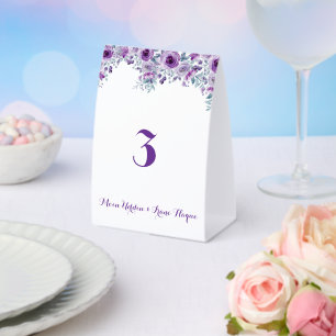 Elegante lila Blumen Hochzeitstischnummern Tischaufsteller