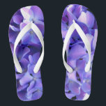 Elegante, lila Blumen und Auberginen Flip Flops<br><div class="desc">Romantische tiefe lila Hydrangeas - Foto von H Cooper - Ausblick aus meinem Garten</div>