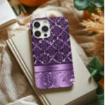 Elegante Lila Floral Damask Metallische Textur iPhone 14 Pro Hülle<br><div class="desc">Elegantes lila und schwarzes,  blumengeschmücktes Profil mit metallischem Texturakzent. Anpassbare Monogramm.</div>