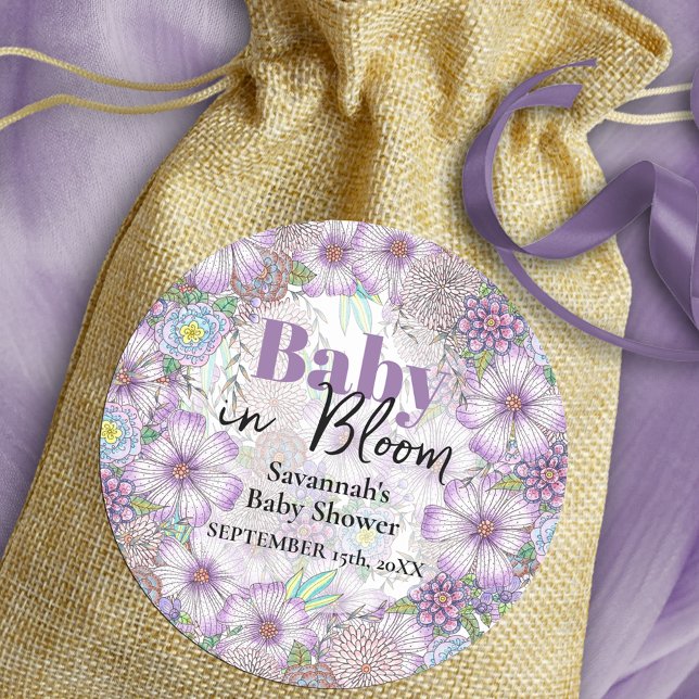 Elegante Lila Garden Blume Baby in Bloom Runder Aufkleber (Von Creator hochgeladen)